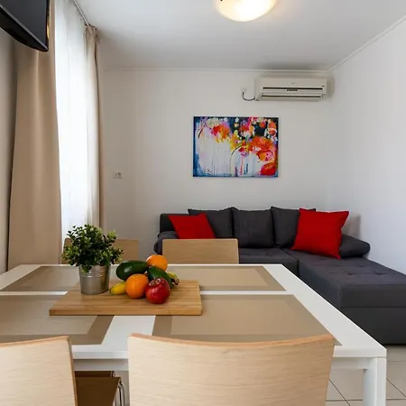 Dolac Apartment *